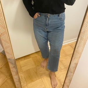 AMERICAN EAGLE SHORT HIGH-RISE MOM JEAN